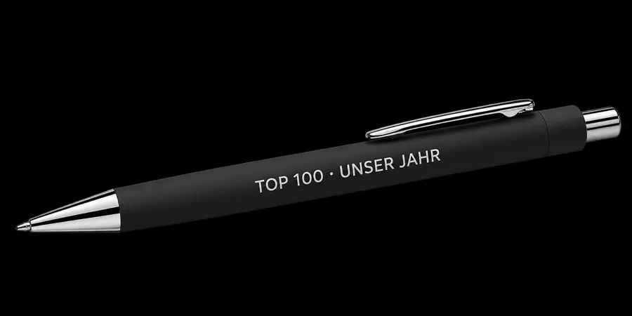 Ein schwarzer PhotoPen mit silberner Gravur